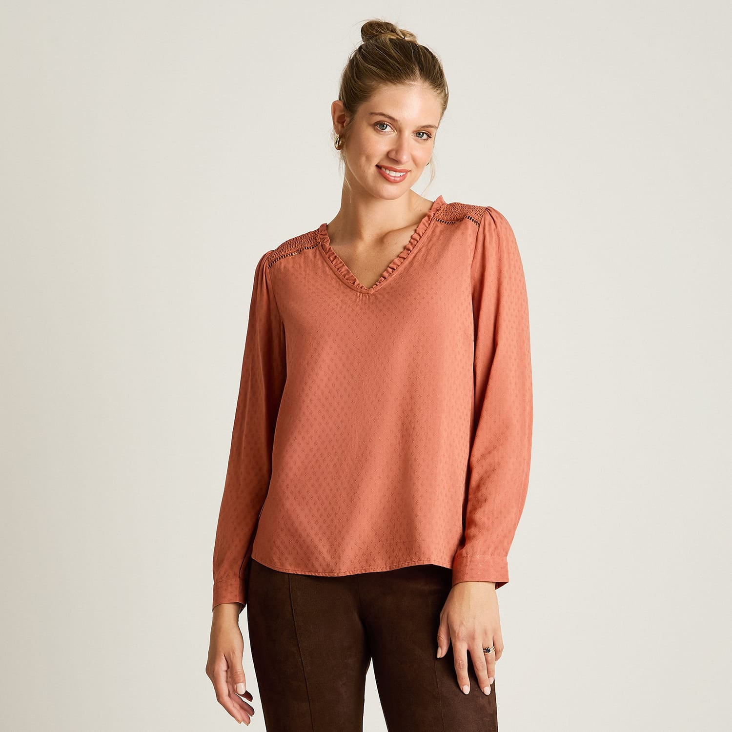 Blusa Terracota Manga Larga Elasticidad Nula Sin Forro Calce Normal Tela Plano